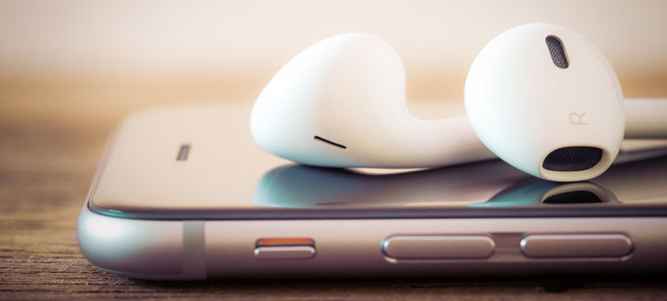 Sharing-ear-phones-with-others